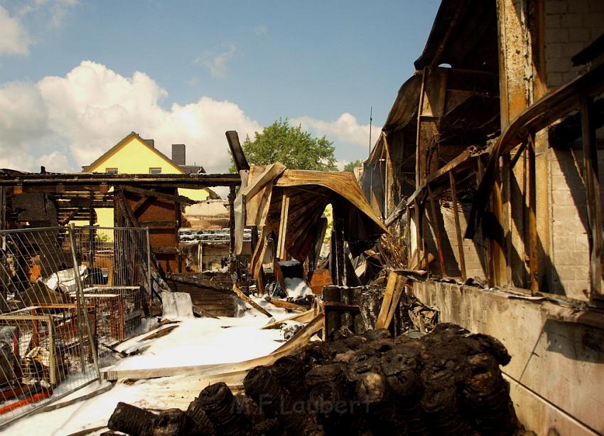 Feuer Halle Siegburg Gewerbegebiet Zange P100.JPG